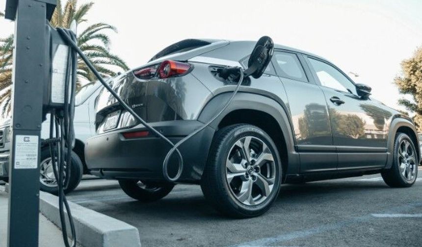 26 Mayıs'tan itibaren A2 otoyolunda elektrikli araçlara tanınan hız muafiyeti kalkıyor