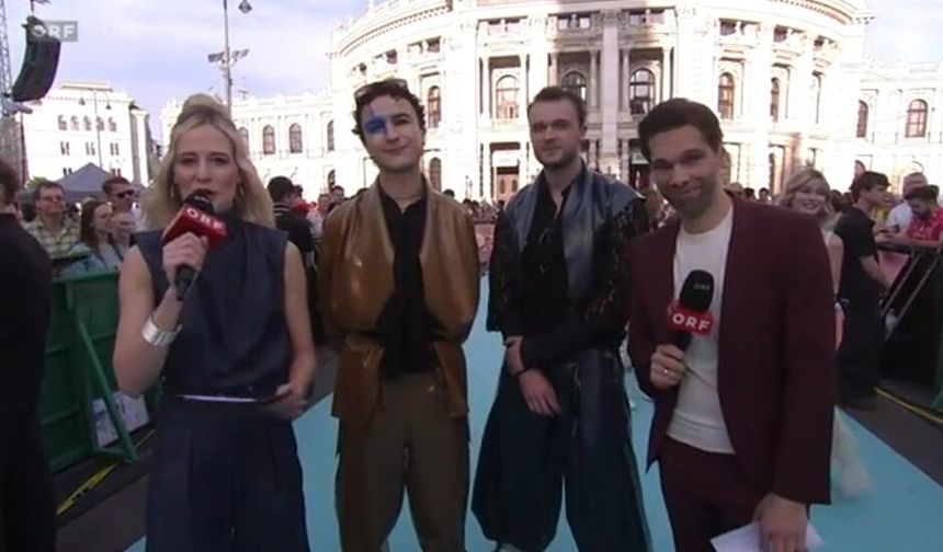 Eurovision coşkusu Viyana’da başladı: Yıldızlar turkuaz halıda yürüdü
