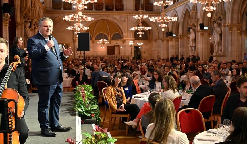Viyana Belediye Başkanı Michael Ludwig’ten Yeni Vatandaşlara Mesaj: “Demokrasi ve Dayanışma Ortak Değerimizdir”