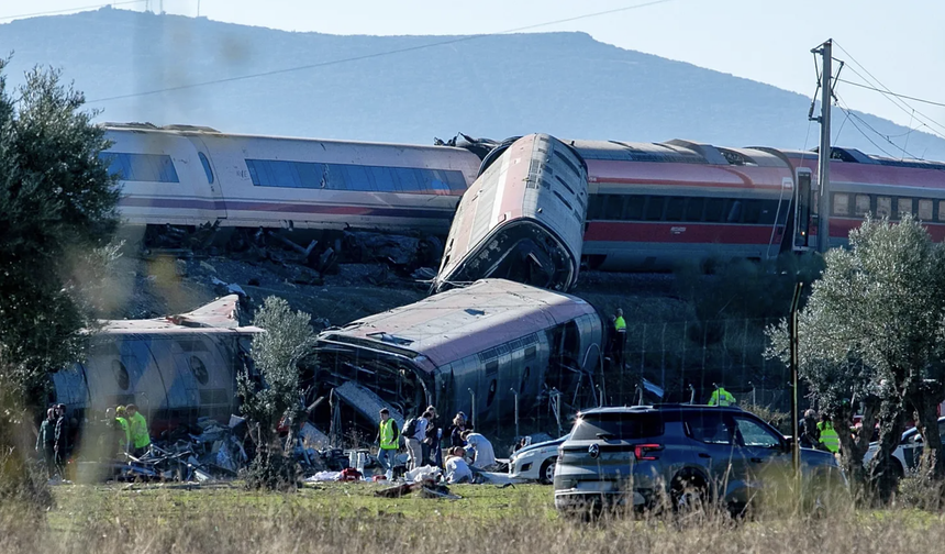 İspanya'da iki hızlı tren çarpıştı: En az 64 kişi hayatını kaybetti