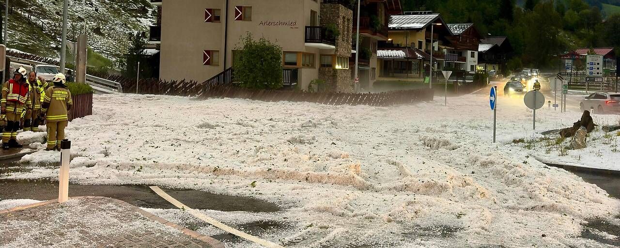 Salzburg’u dolu ve toprak kayması vurdu: Yollar beyaza büründü, 185 itfaiyeci görev yaptı